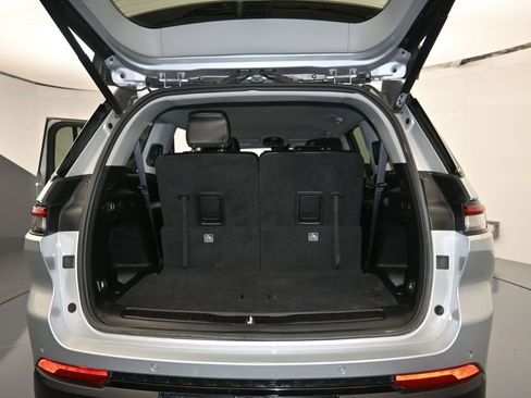 Used 2023 Jeep Grand Cherokee L Limited w/ Luxury Tech Group II image 23