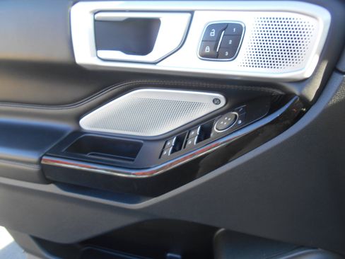 Used 2021 Ford Explorer Platinum w/ Equipment Group 601A image 5