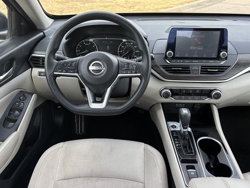 Used 2024 Nissan Altima 2.5 SV AWD/4WD image 10
