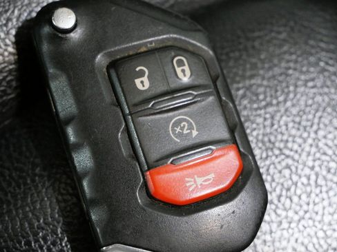 Used 2019 Jeep Wrangler Unlimited Sahara image 30