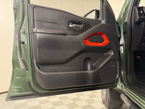 Used 2025 Nissan Frontier PRO-4X w/ Pro Convenience Package AWD/4WD image 22