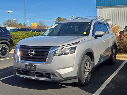 Used 2022 Nissan Pathfinder SL image 3