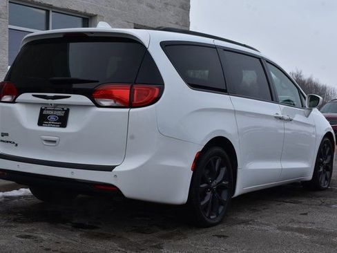 Used 2018 Chrysler Pacifica Touring-L w/ Premium Audio Group image 11