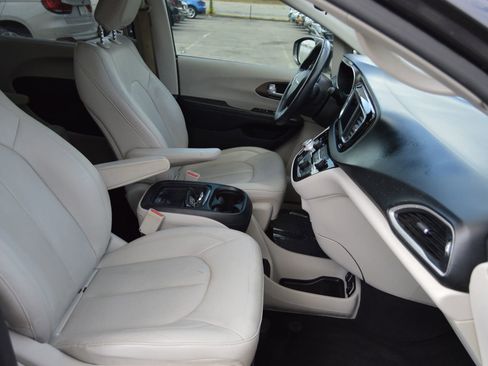 Used 2018 Chrysler Pacifica Touring-L w/ Tire & Wheel Group image 13