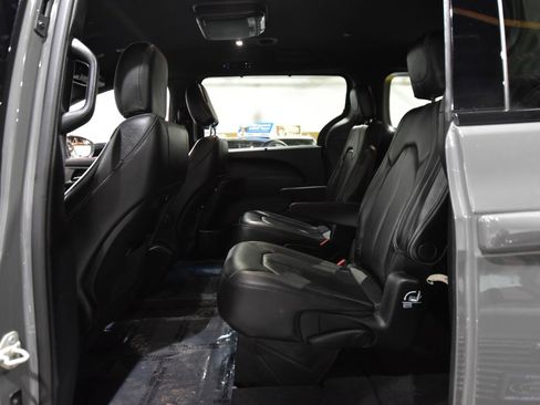 Used 2020 Chrysler Pacifica Touring-L w/ Advanced Safetytec Group image 37