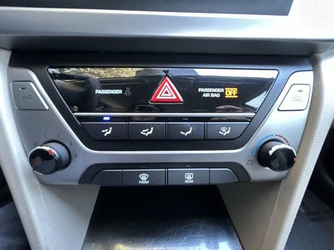 Used 2017 Hyundai Elantra SE w/ Cargo Package image 18