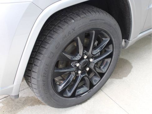 Used 2021 Jeep Grand Cherokee Laredo X image 11