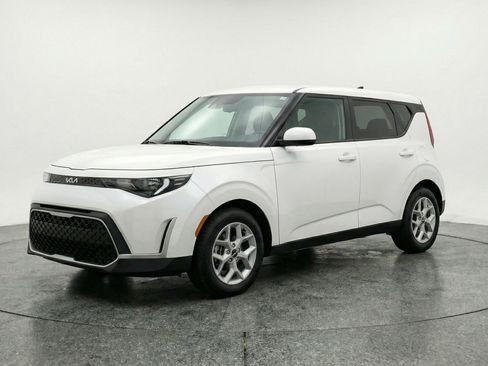 Used 2025 Kia Soul LX w/ LX Technology Package FWD image 3