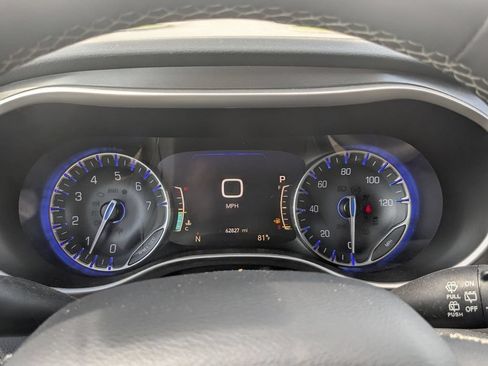 Used 2023 Chrysler Pacifica Touring-L FWD image 18