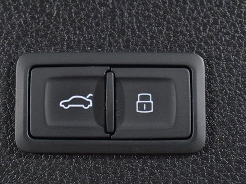 Used 2020 Audi Q5 e Prestige w/ Prestige Package image 6