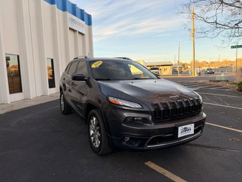 Used 2018 Jeep Cherokee Limited image 9