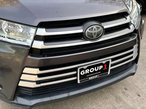 Used 2017 Toyota Highlander LE image 28