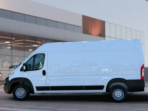 Used 2025 RAM ProMaster 2500 w/ Convenience Group FWD image 3