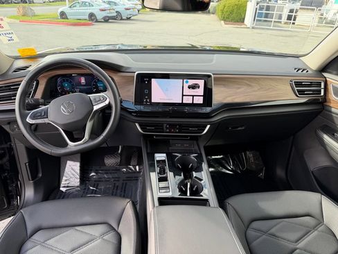 Used 2024 Volkswagen Atlas SE AWD/4WD image 15