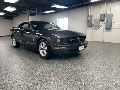 Used 2007 Ford Mustang Convertible RWD image 2