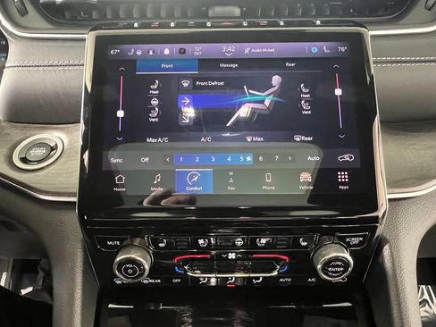 Used 2022 Jeep Grand Cherokee Overland w/ Luxury Tech Group IV AWD/4WD image 25