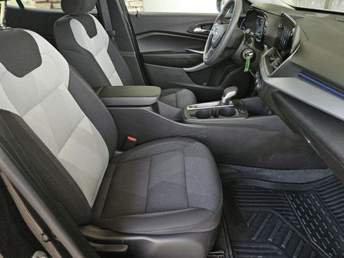 Used 2025 Chevrolet Trax LS w/ LS Convenience Package image 27