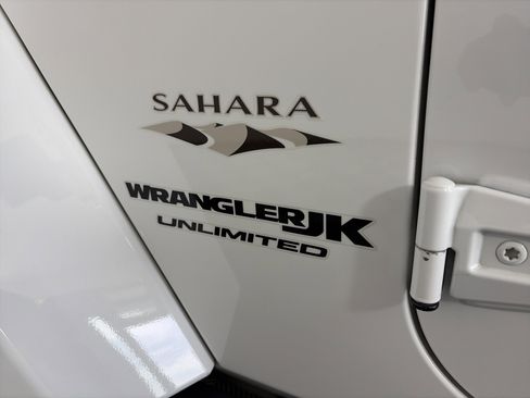 Used 2018 Jeep Wrangler Unlimited Sahara AWD/4WD image 15