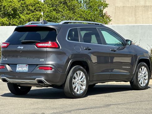 Used 2018 Jeep Cherokee Overland AWD/4WD image 2