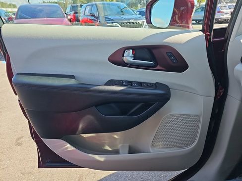 Used 2020 Chrysler Pacifica Limited image 32