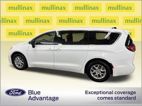 Used 2024 Chrysler Pacifica Touring-L image 11