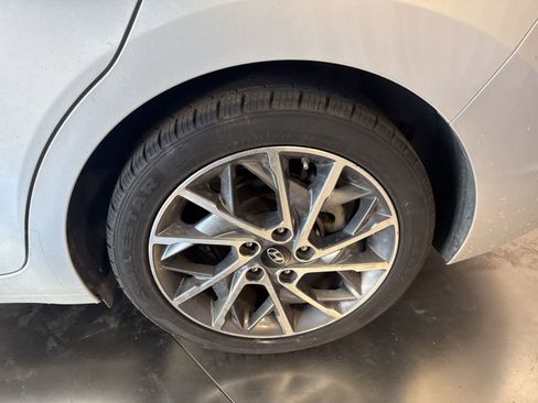 Used 2020 Hyundai Elantra Limited image 10