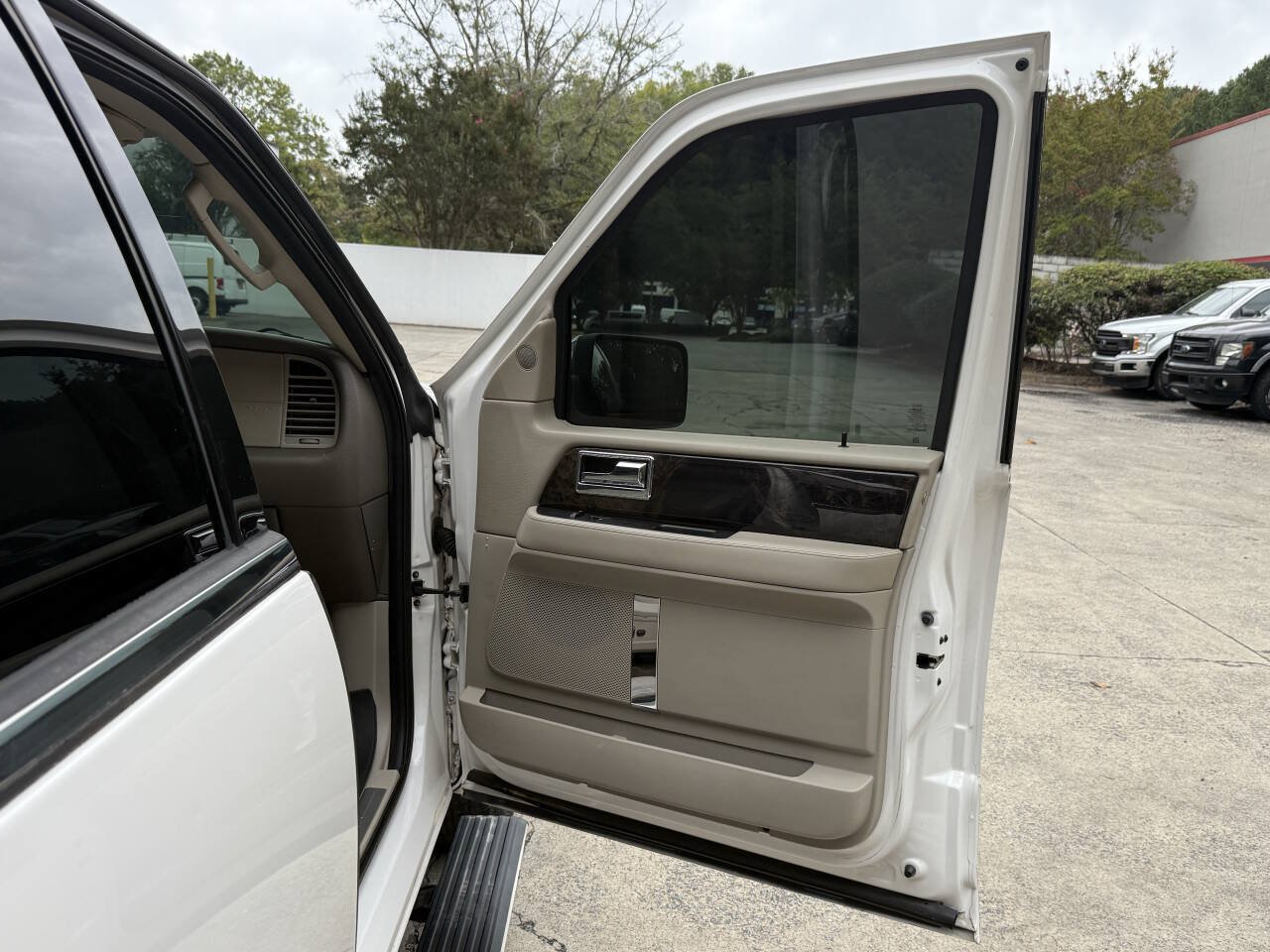 Used 2015 Lincoln Navigator 2WD image 34