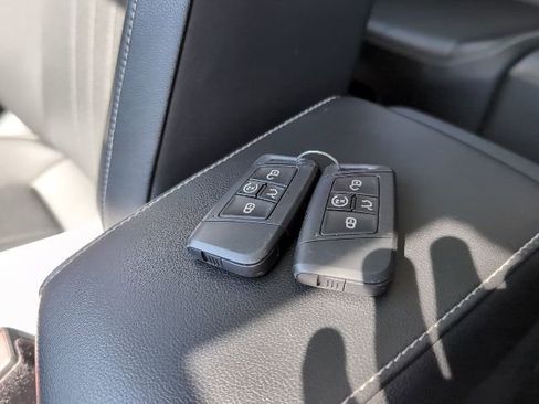 Used 2022 Volkswagen Tiguan SE image 28