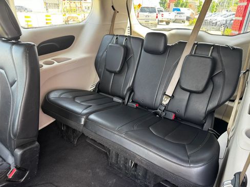 Used 2018 Chrysler Pacifica Touring-L FWD image 9