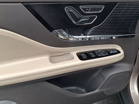 Used 2021 Lincoln Corsair AWD w/ Premium Package image 13