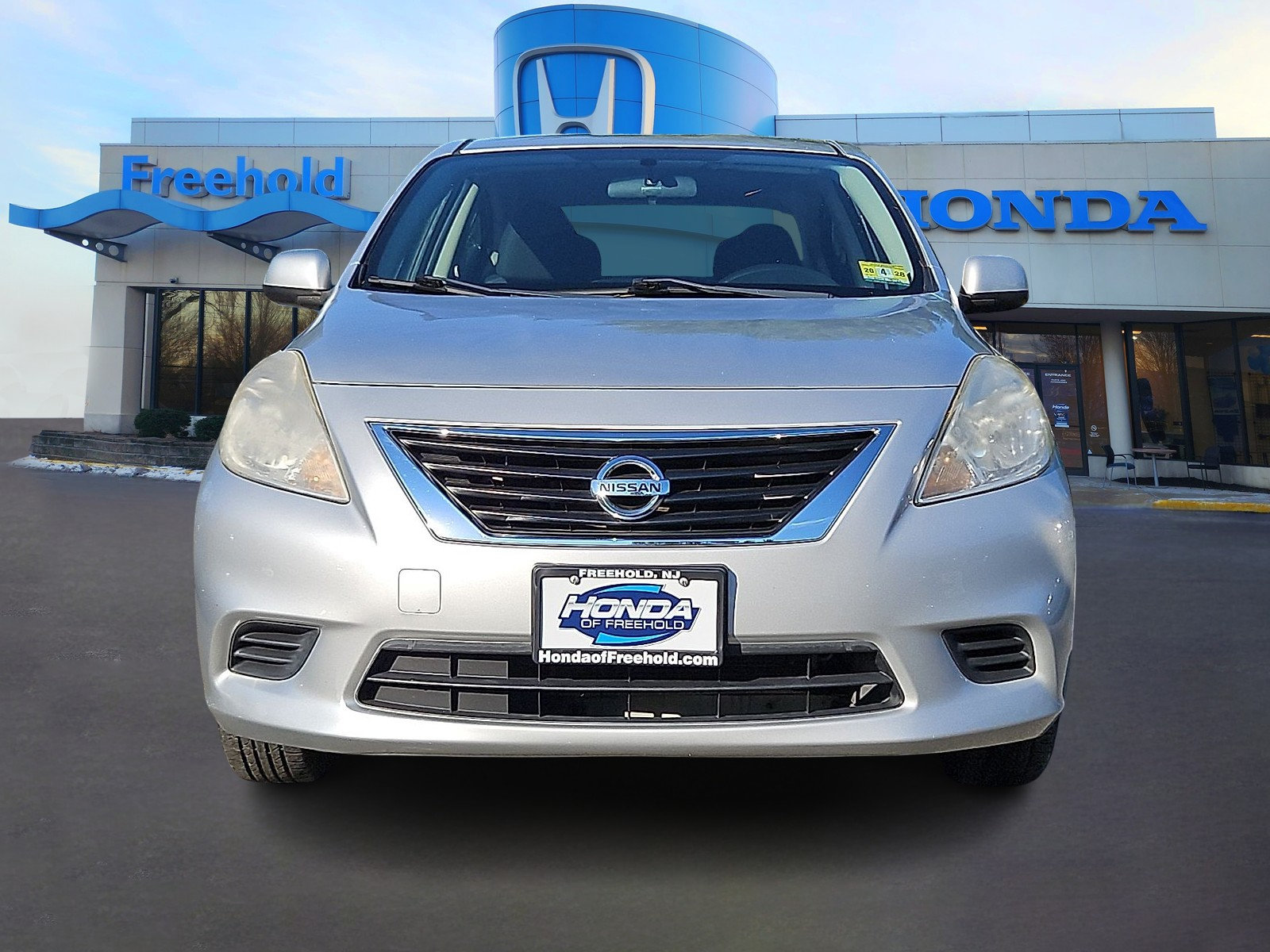 Used 2013 Nissan Versa SV w/ Convenience Pkg FWD image 2
