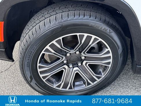 Used 2024 Jeep Wagoneer L Series II image 20