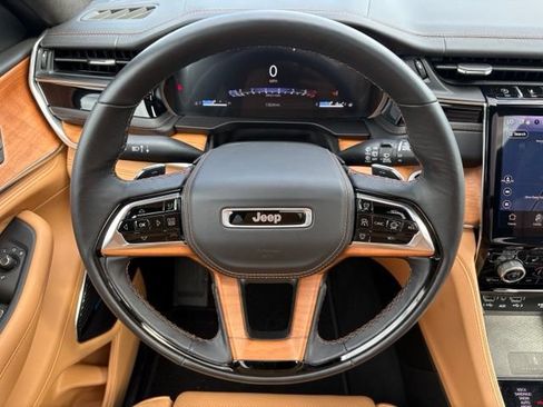 Used 2025 Jeep Grand Cherokee Summit AWD/4WD image 25