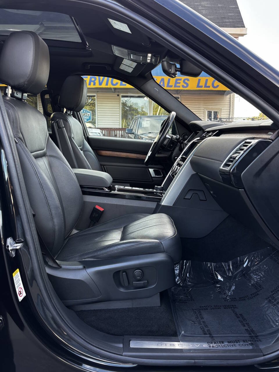 Used 2018 Land Rover Discovery HSE AWD/4WD image 18