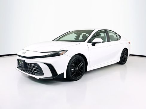 Used 2025 Toyota Camry SE FWD image 3