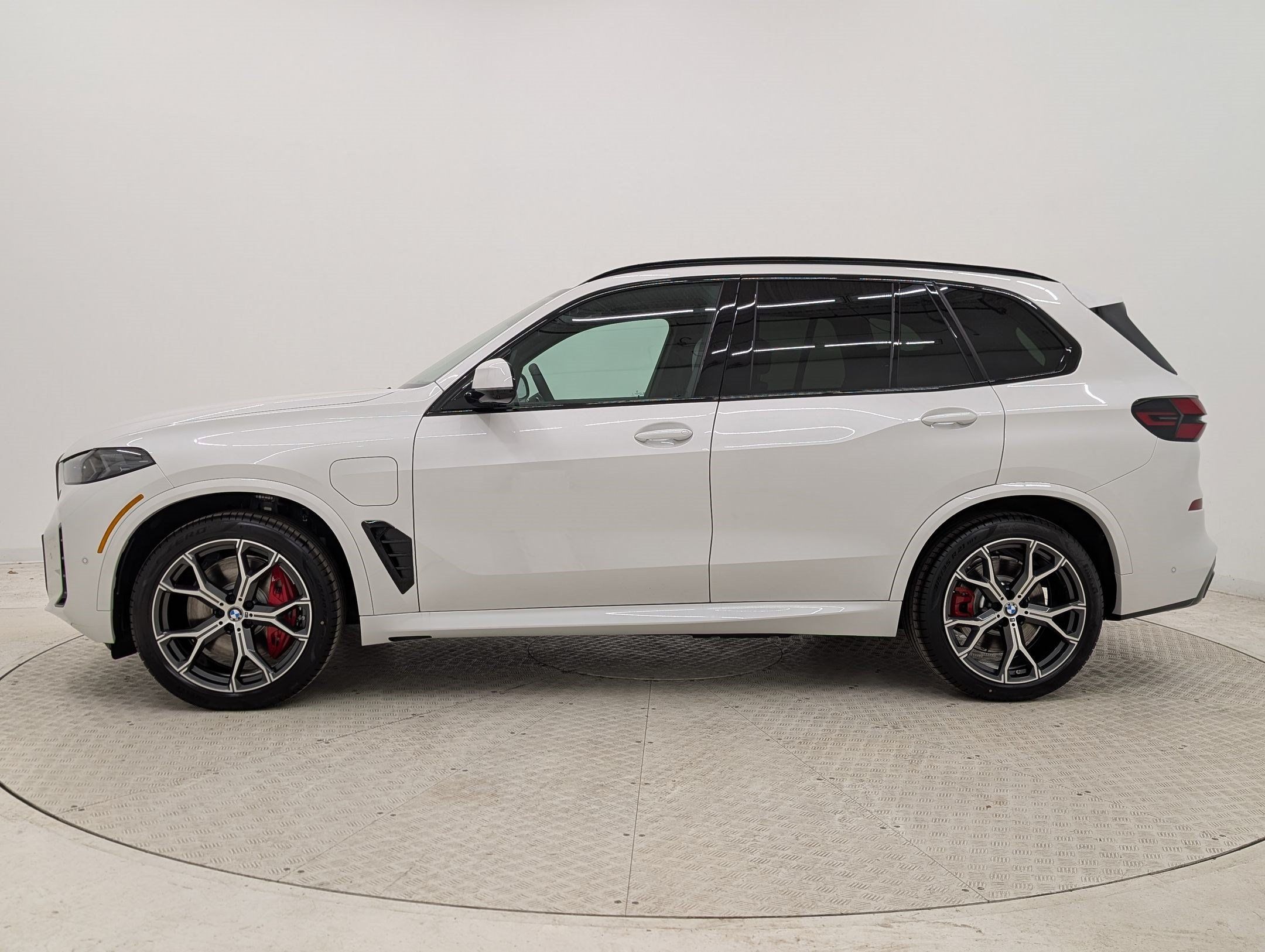 New 2026 BMW X5 xDrive50e w/ M Sport Package AWD/4WD image 2