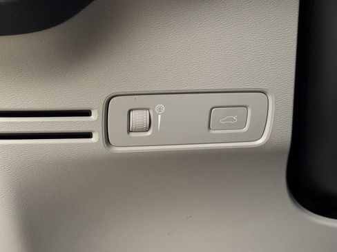 Used 2020 Volvo XC40 T5 Momentum w/ Protection Package Premier image 24