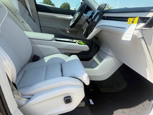 New 2025 Volvo EX90 Plus w/ Protection Package Premier image 19