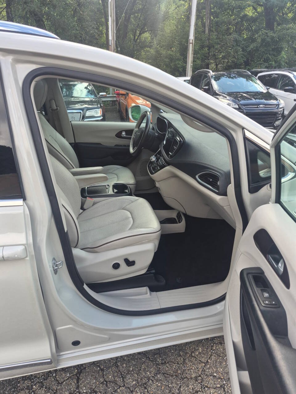 Used 2017 Chrysler Pacifica Limited w/ UConnect Theater Package FWD image 8