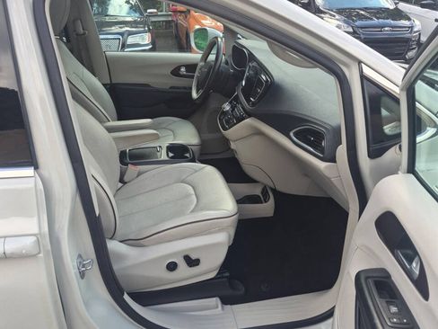 Used 2017 Chrysler Pacifica Limited w/ UConnect Theater Package FWD image 8