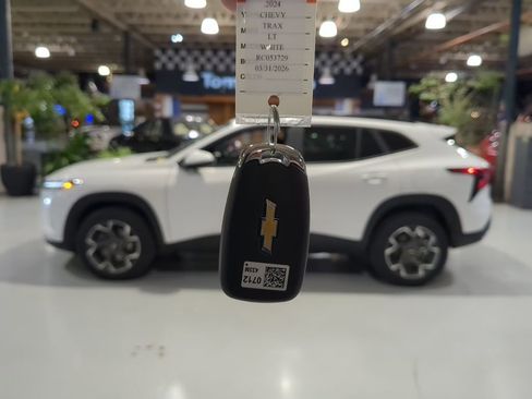 Used 2024 Chevrolet Trax LT w/ LT Convenience Package image 6