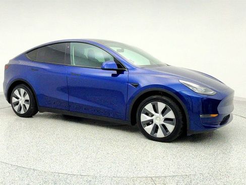 Used 2022 Tesla Model Y Long Range image 3