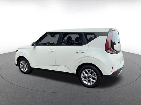 Used 2025 Kia Soul LX w/ LX Technology Package FWD image 9