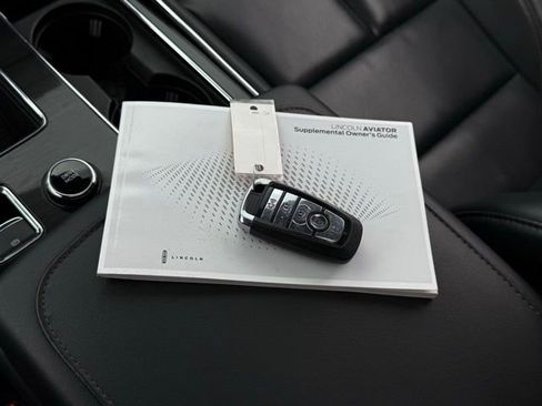Used 2025 Lincoln Aviator AWD image 6