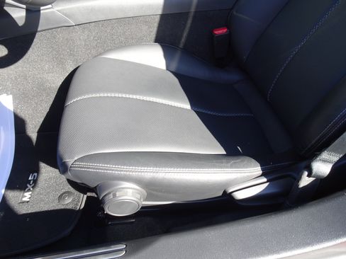 Used 2021 MAZDA MX-5 Miata Grand Touring RWD image 9