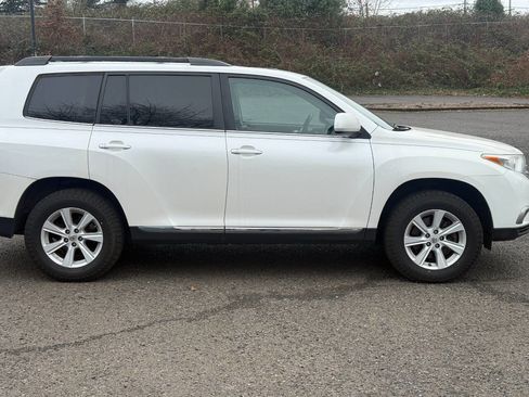 Used 2012 Toyota Highlander SE w/ Tow Pkg image 7