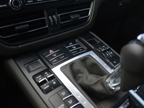 Certified 2021 Porsche Macan AWD/4WD image 23