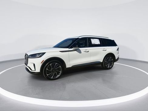 Used 2025 Lincoln Aviator Reserve AWD/4WD image 4