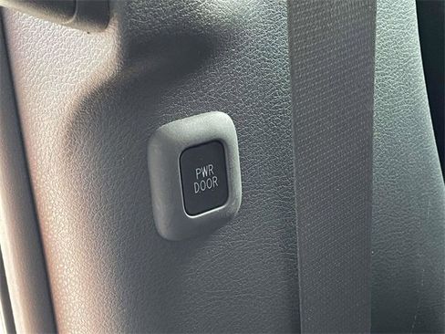 Used 2022 Toyota Sienna XLE image 18