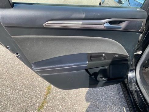 Used 2017 Ford Fusion SE FWD image 19